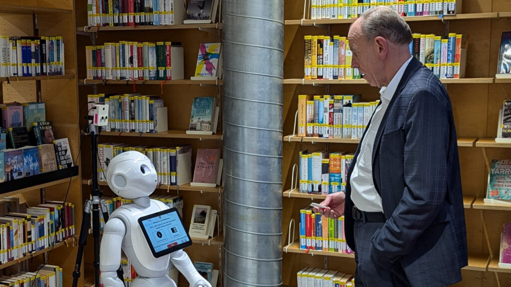 Bottroper Oberbürgermeister besucht das RuhrBots Team in der Lebendigen Bibliothek